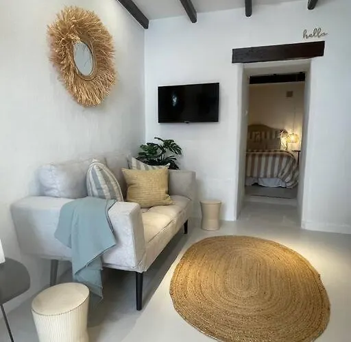 Cozy 1-Bdrm Apt In City Center